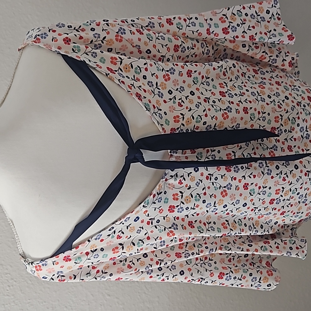 Floral V-Neck Women's Top NWT - Picture 5 of 10